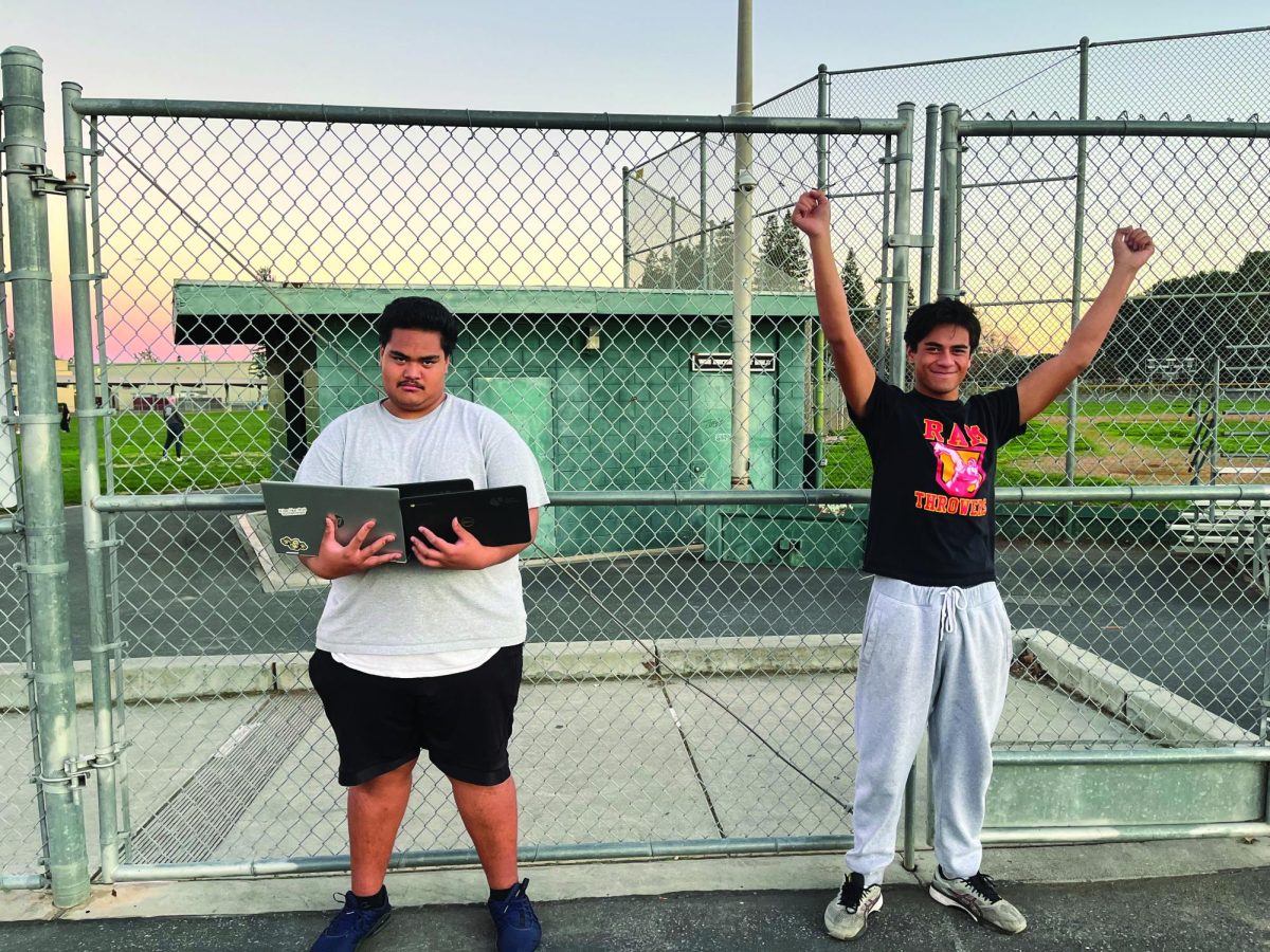 Pierre Vea (‘27) showing the negativity technology brings in comparison to Livi Tuiafono (‘27) being happy without any, photo by Joey
Sweeney.